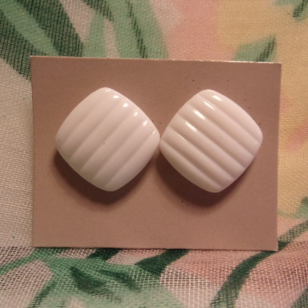 Avon White Summer Sands Pierced Earrings 1980s Vintage